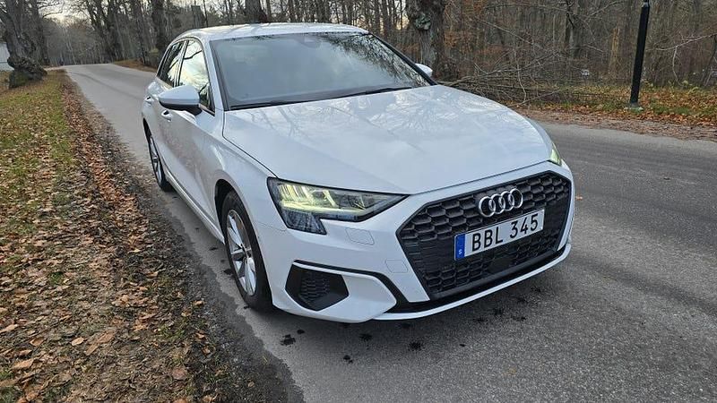 Ibisvit Begagnad 2022 Audi A3 Sportback Proline Halvkombi | 219 500 kr (Marknadspris) - Bild 1/4