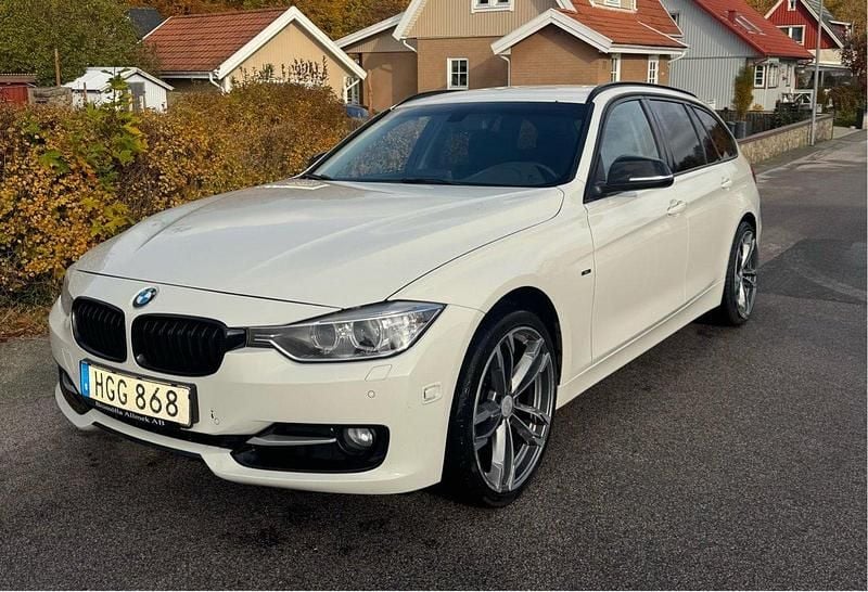 Vit Begagnad 2015 BMW 320 Sport Line Kombi | 115 000 kr (Marknadspris) - Bild 1/4