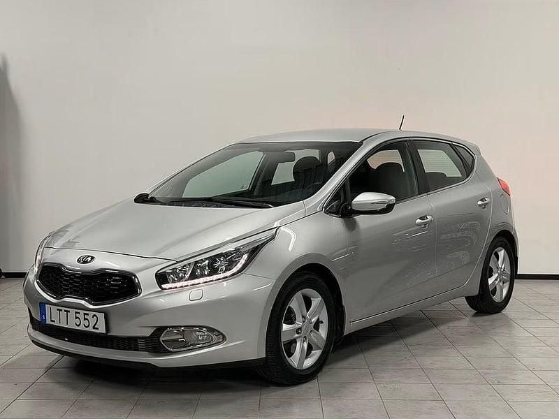 Grå Begagnad 2015 Kia Ceed Comfort Halvkombi | 84 900 kr (Marknadspris) - Bild 1/4