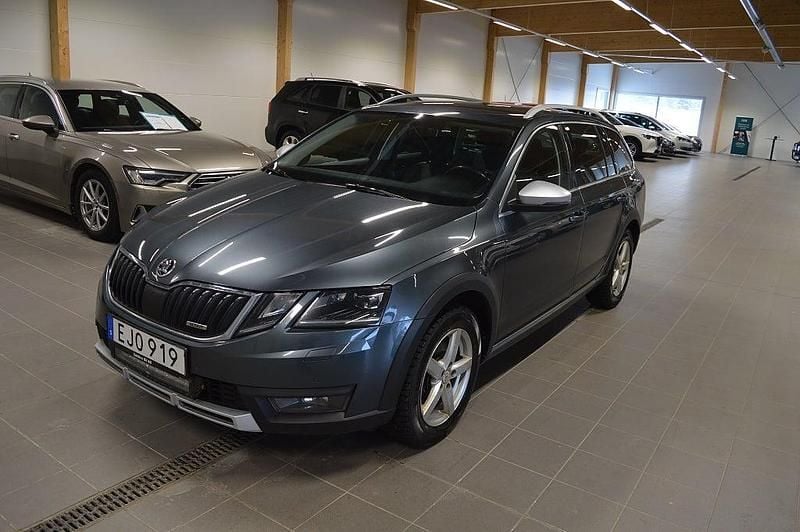 Begagnad Skoda Octavia Scout 150 HK (110 kW) 2018 Grå Kombi