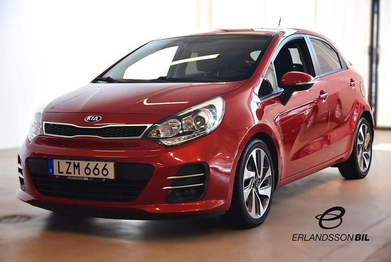 Röd Begagnad 2015 Kia Rio Halvkombi | 109 900 kr (Marknadspris) - Bild 1/4