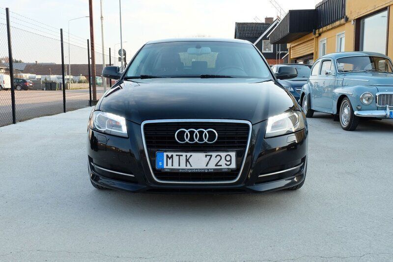 Svart Begagnad 2012 Audi A3 Sportback Attraction Halvkombi | 74 900 kr (Marknadspris) - Bild 1/4