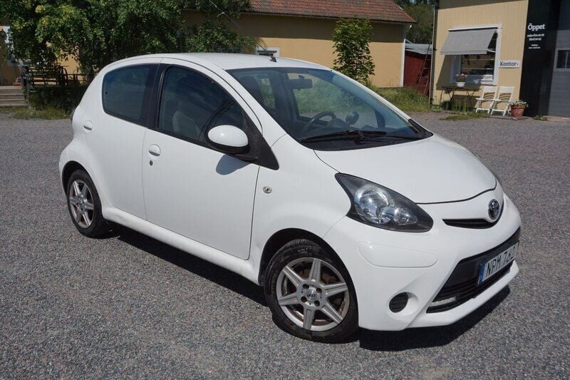 Vit Begagnad 2014 Toyota Aygo Halvkombi | 39 900 kr (Marknadspris) - Bild 1/4