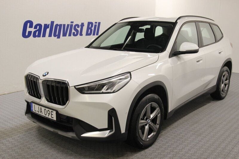 Vit metallic Begagnad 2023 BMW X1 SUV | 399 000 kr (Marknadspris) - Bild 1/4
