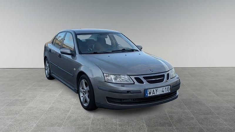 Ljusgrå (grå) Begagnad 2004 Saab 9-3 Sedan | 24 900 kr (Marknadspris) - Bild 1/4