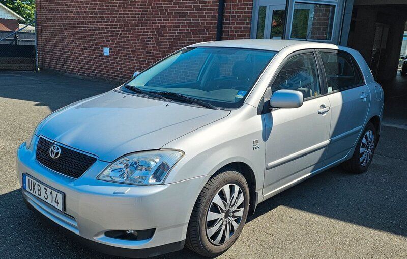 Silver Begagnad 2003 Toyota Corolla Halvkombi | 34 900 kr (Lite dyr) - Bild 1/4