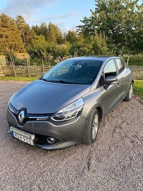 Grå Begagnad 2016 Renault Clio IV Halvkombi | 62 000 kr (Marknadspris) - Bild 1/4