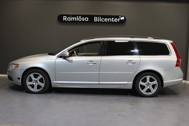 Ljusgrå Begagnad 2010 Volvo V70 Momentum Kombi | 100 000 kr (Marknadspris) - Bild 1/4