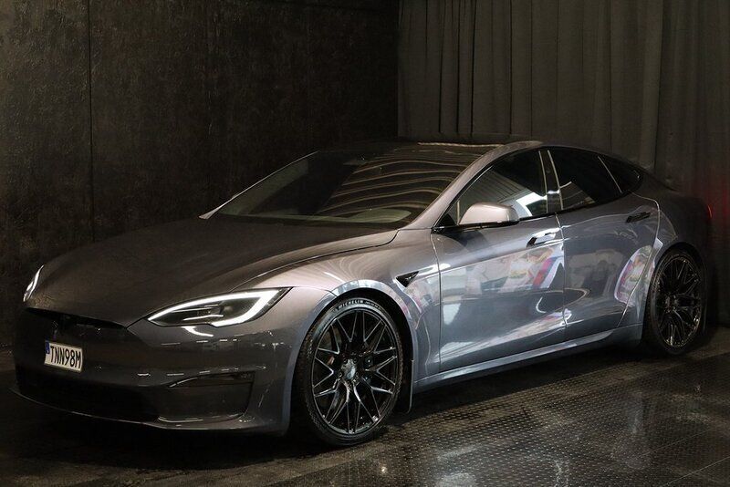Grå Begagnad 2023 Tesla Model S Sedan | 799 500 kr (Dyr) - Bild 1/4