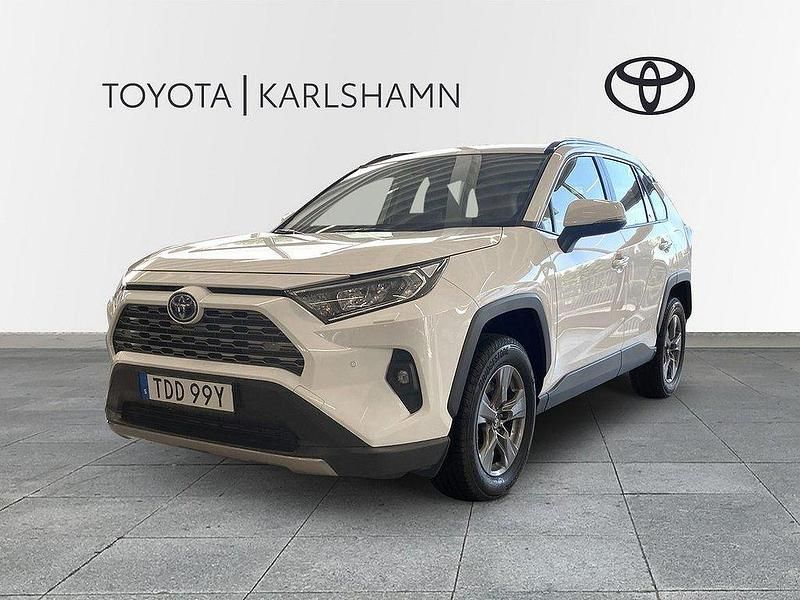 Vit Ny 2025 Toyota RAV4 Hybrid Active SUV | 434 900 kr (Marknadspris) - Bild 1/4
