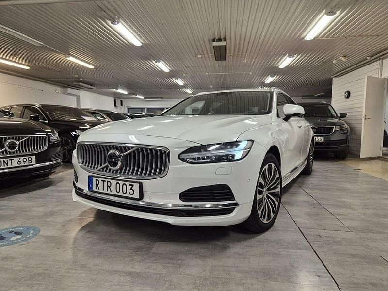 Vit Begagnad 2023 Volvo V90 Momentum Kombi | 399 000 kr (Marknadspris) - Bild 1/4
