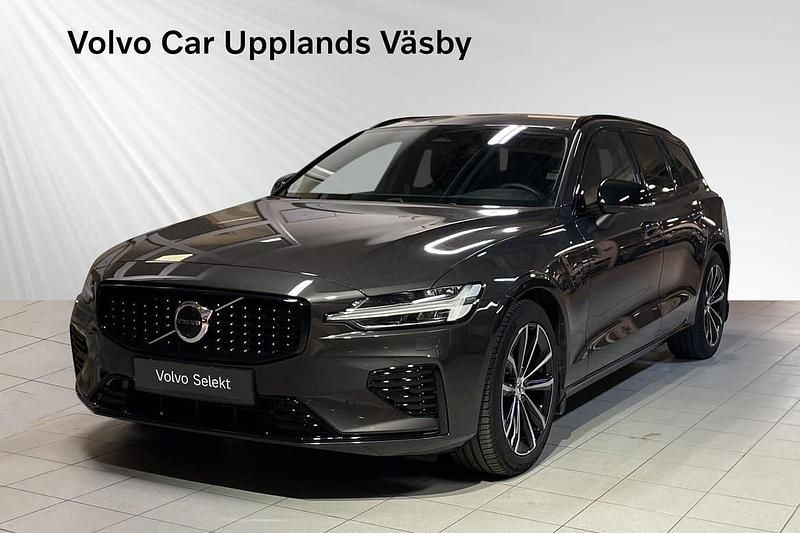 Grå Begagnad 2025 Volvo V60 Plus Kombi | 479 900 kr (Marknadspris) - Bild 1/3