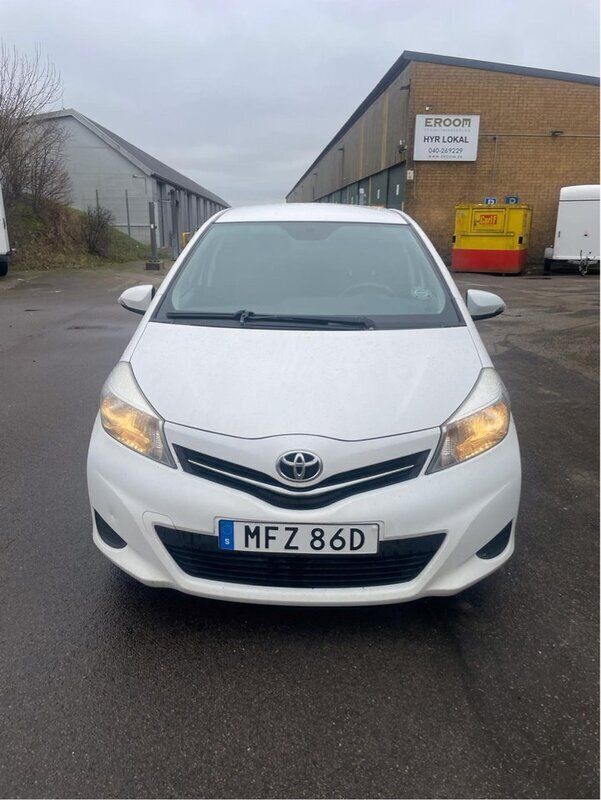 Vit Begagnad 2013 Toyota Yaris Halvkombi | 45 000 kr (Lite dyr) - Bild 1/4