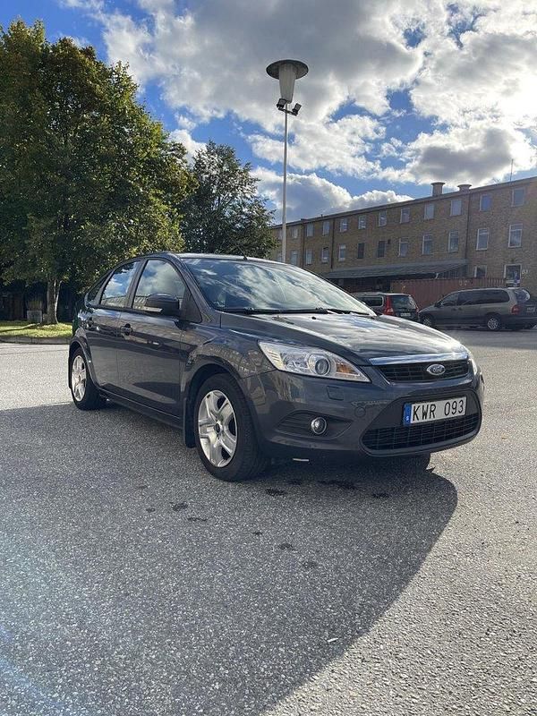 Grå Begagnad 2011 Ford Focus Platinum Halvkombi | 52 000 kr (Marknadspris) - Bild 1/4