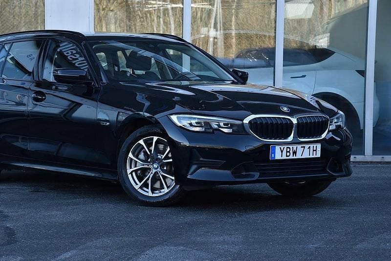 Begagnad BMW 330e Sport Line 184 HK (135 kW) 2021 Svart Kombi