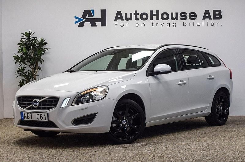 Vit Begagnad 2012 Volvo V60 Momentum Kombi | 84 000 kr (Lite dyr) - Bild 1/4