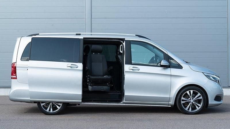 Silver Begagnad 2016 Mercedes V220 Minibuss | 389 000 kr (Marknadspris) - Bild 1/4