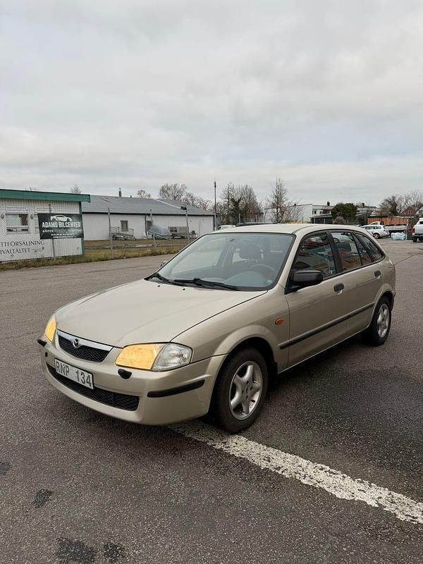 Begagnad Mazda 323F 114 HK (83 kW) 2000 Halvkombi