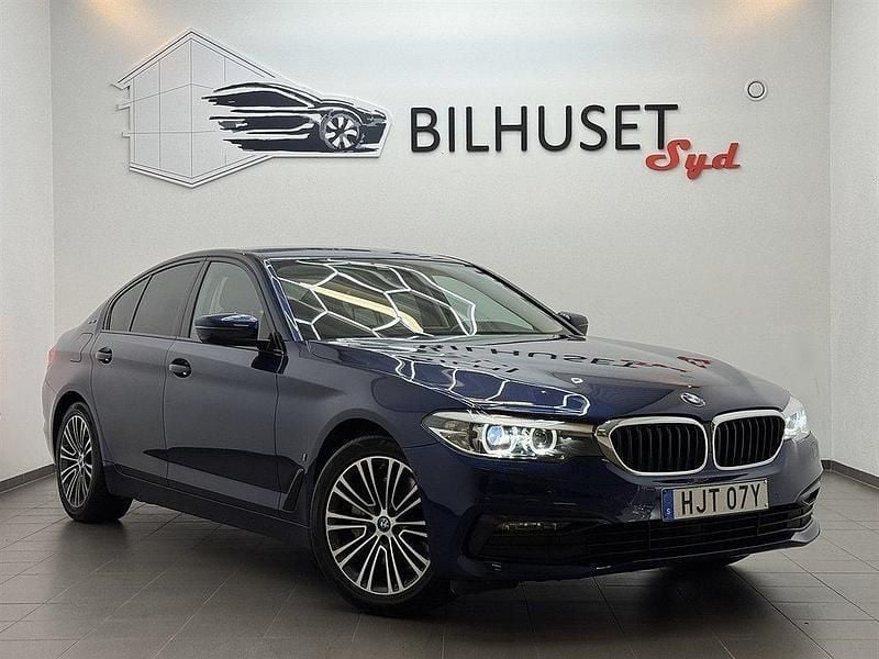 Blå Begagnad 2019 BMW 530e iPerformance Sedan | 258 500 kr (Bra pris) - Bild 1/4
