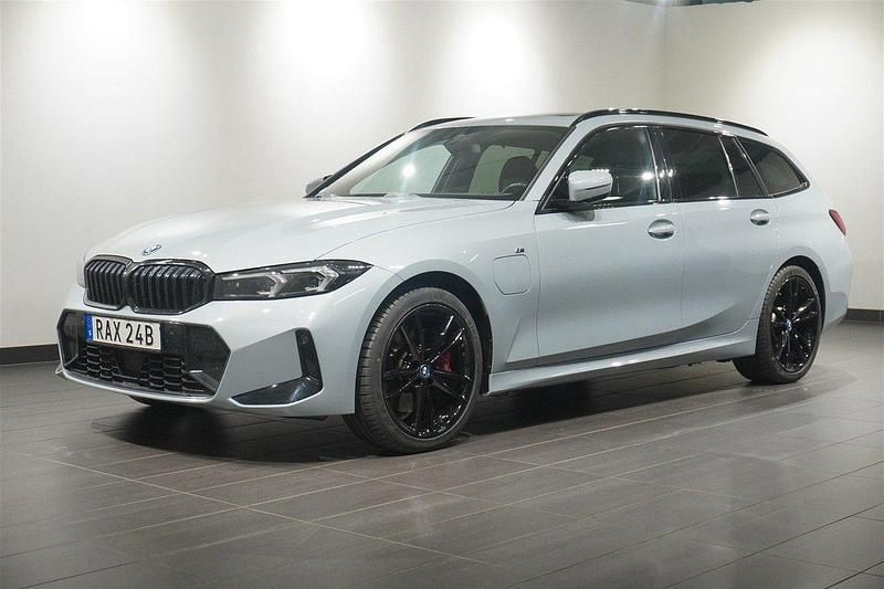 Grå Begagnad 2023 BMW 330e M Sport Kombi | 489 900 kr - Bild 1/2