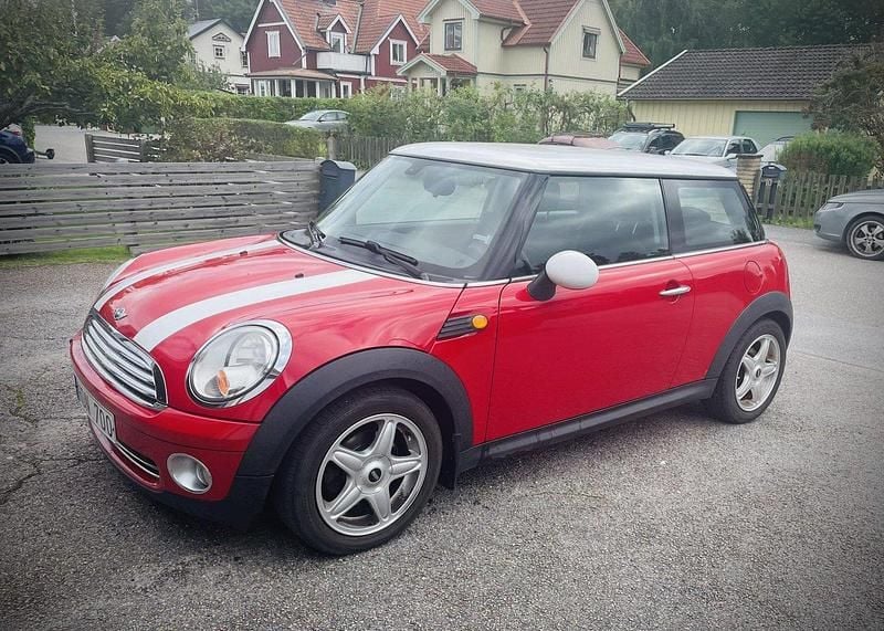 Röd Begagnad 2008 Mini Cooper Pepper Halvkombi | 54 900 kr (Marknadspris) - Bild 1/3