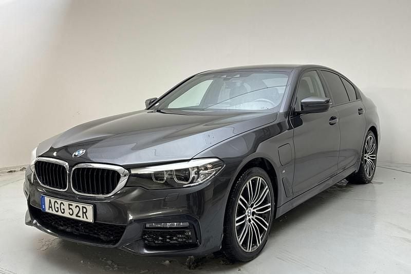Grå Begagnad 2020 BMW 530 iPerformance Sedan | 334 800 kr (Marknadspris) - Bild 1/4