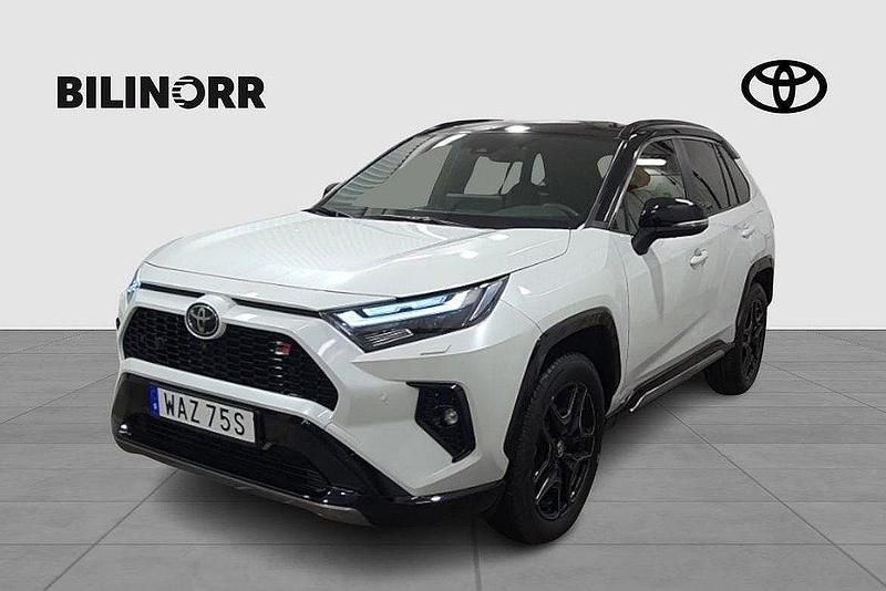 Vit Begagnad 2023 Toyota RAV4 Hybrid Sport SUV | 479 900 kr (Marknadspris) - Bild 1/4