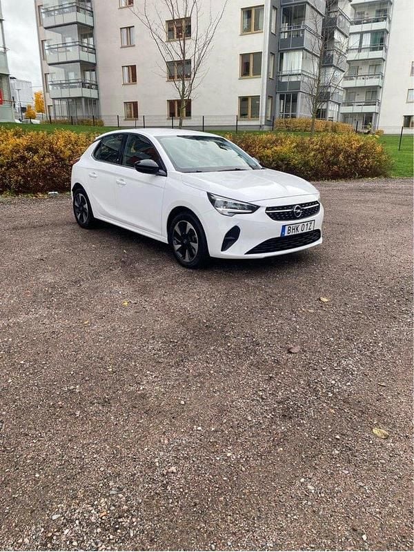 Vit Begagnad 2021 Opel Corsa-e Dynamic Halvkombi | 149 000 kr (Marknadspris) - Bild 1/4