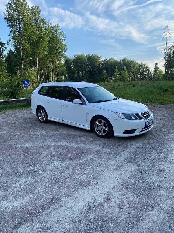Vit Begagnad 2010 Saab 9-3 Vector Kombi | 16 500 kr (Superpris) - Bild 1/4