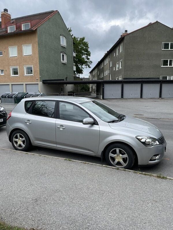Begagnad 2010 Kia Ceed 2 Halvkombi | 54 000 kr (Marknadspris) - Bild 1/4