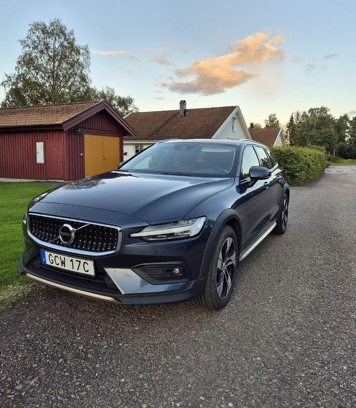 Blå Begagnad 2019 Volvo V60 CC Kombi | 255 000 kr (Marknadspris) - Bild 1/4