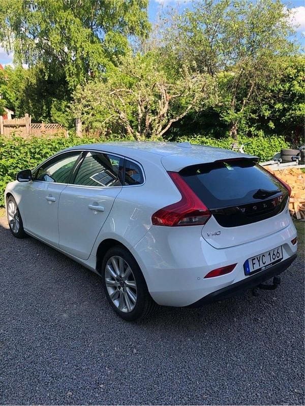 Vit Begagnad 2014 Volvo V40 Kombi | 85 000 kr (Marknadspris) - Bild 1/2