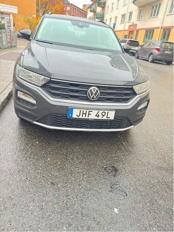 Grå Begagnad 2022 VW T-Roc SUV | 250 000 kr (Marknadspris) - Bild 1/1
