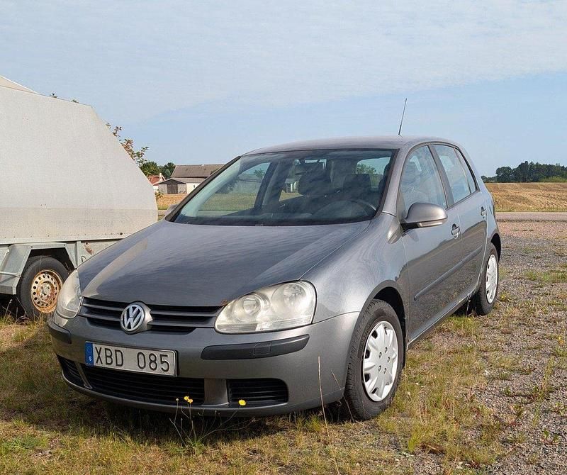 Grå Begagnad 2005 VW Golf IV Halvkombi | 18 000 kr (Marknadspris) - Bild 1/4