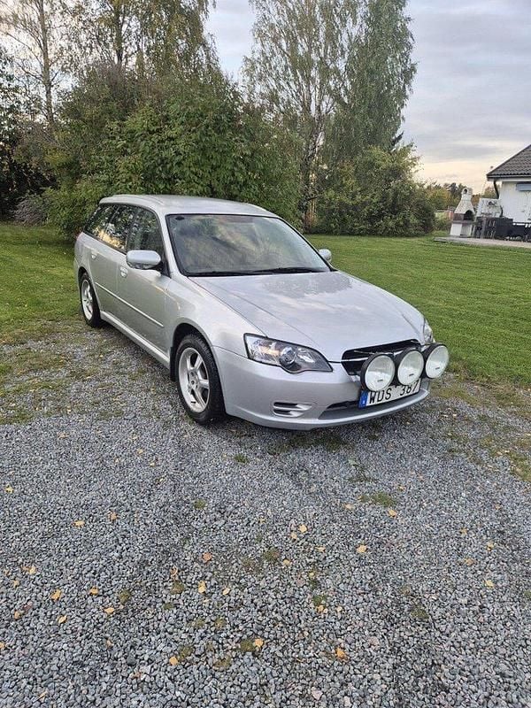 Silver Begagnad 2005 Subaru Legacy Kombi | 12 000 kr (Bra pris) - Bild 1/4