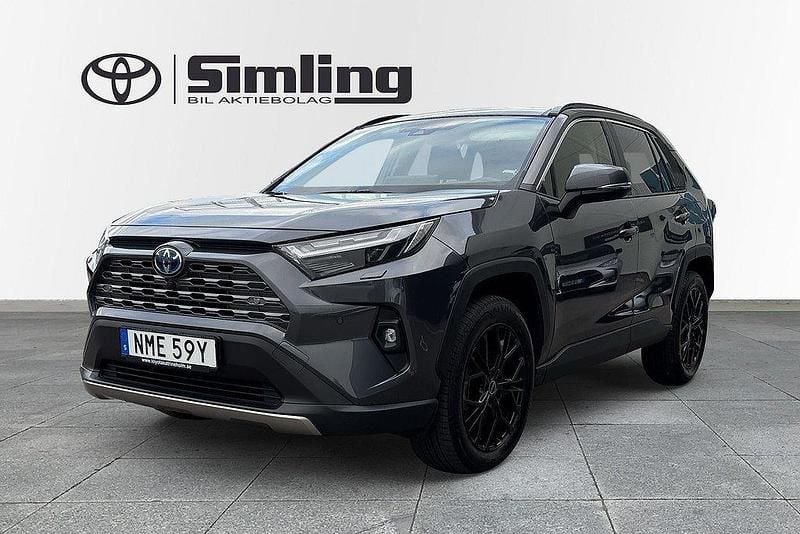Mörkgrå Begagnad 2023 Toyota RAV4 Hybrid Executive SUV | 469 900 kr (Marknadspris) - Bild 1/4