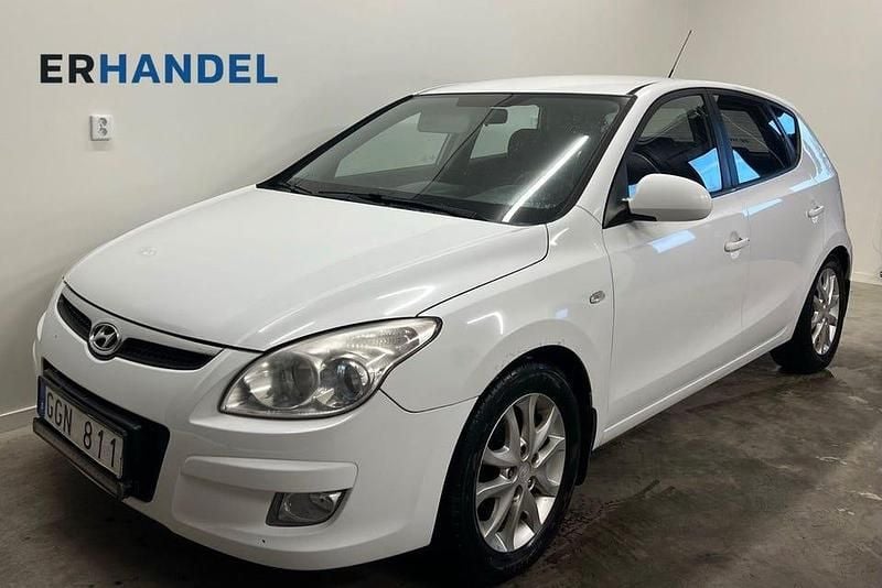 Vit Begagnad 2008 Hyundai i30 Halvkombi | 32 900 kr (Marknadspris) - Bild 1/4