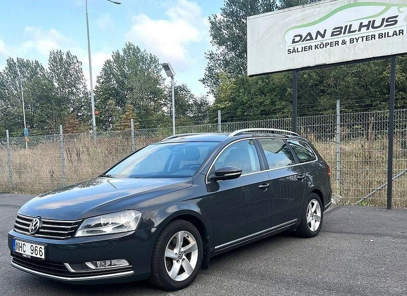 Mörkgrå (grå) Begagnad 2013 VW Passat Kombi | 109 900 kr (Lite dyr) - Bild 1/4