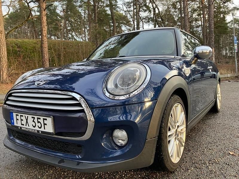 Blå med vitt tak och kromade backspeglar Begagnad 2014 Mini Cooper Halvkombi | 85 000 kr (Marknadspris) - Bild 1/4