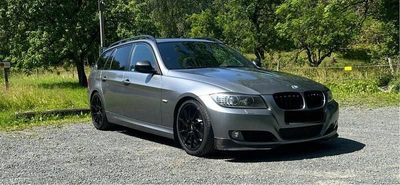 Grå Begagnad 2010 BMW 325 Comfort Edition Kombi | 80 000 kr (Marknadspris) - Bild 1/4