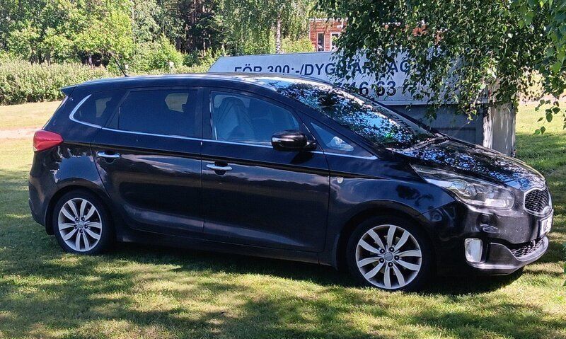 Svart Begagnad 2014 Kia Carens Minibuss | 49 000 kr (Lite dyr) - Bild 1/1