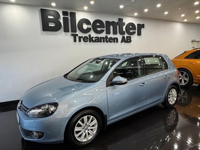 Ljusblå (blå) Begagnad 2009 VW Golf Halvkombi | 44 900 kr (Marknadspris) - Bild 1/4