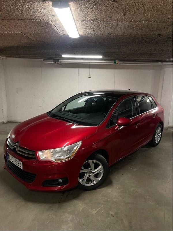 Röd Begagnad 2011 Citroën C4 Halvkombi | 64 900 kr (Marknadspris) - Bild 1/4