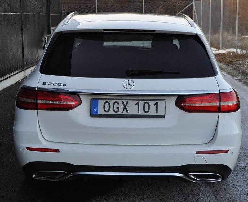 Begagnad Mercedes E220 AMG line 194 HK (142 kW) 2016 Vit Kombi