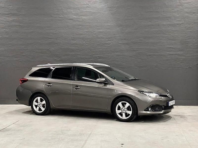 Grå Begagnad 2016 Toyota Auris Touring Sports Active Kombi | 139 900 kr (Marknadspris) - Bild 1/4