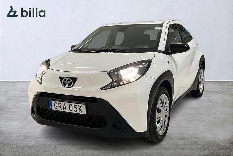 Vit Begagnad 2022 Toyota Aygo X Play SUV | 149 900 kr (Marknadspris) - Bild 1/4
