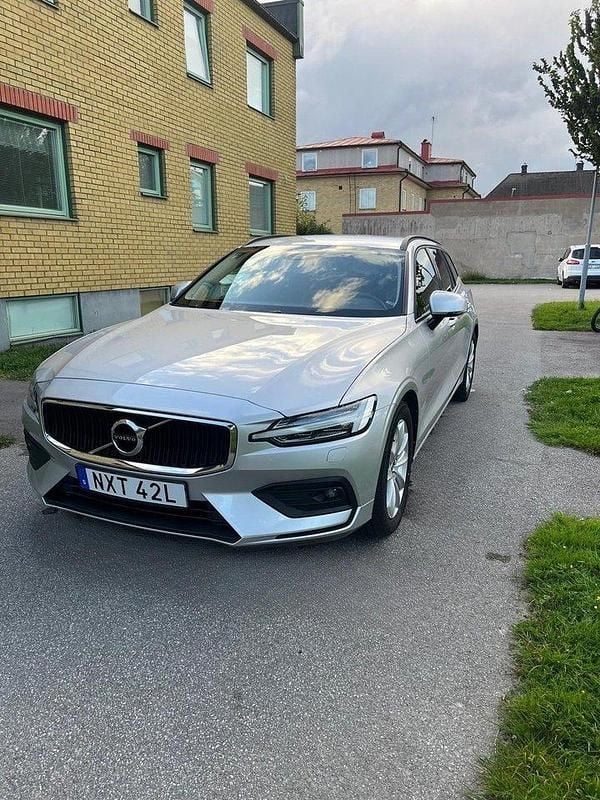 Silver Begagnad 2020 Volvo V60 Momentum Kombi | 249 500 kr (Bra pris) - Bild 1/4