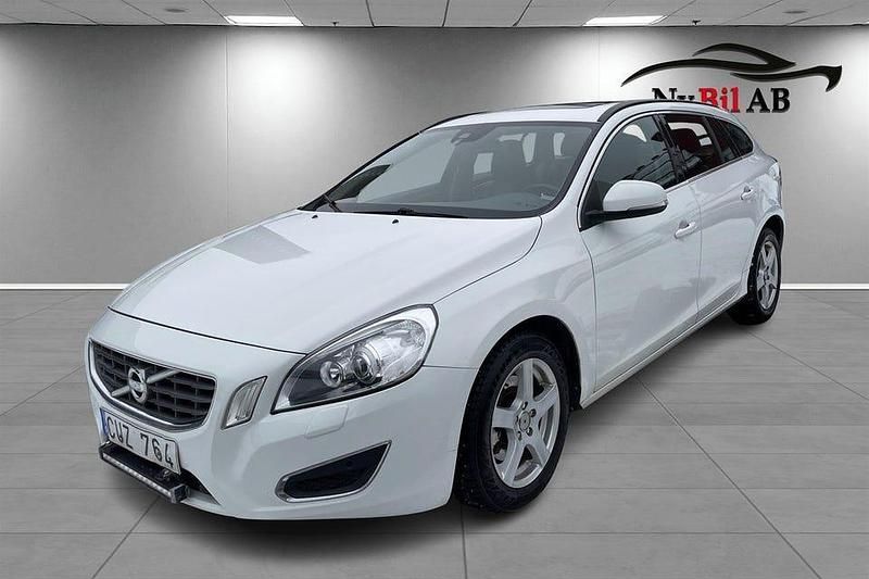 Vit Begagnad 2013 Volvo V60 Momentum Kombi | 59 000 kr - Bild 1/4