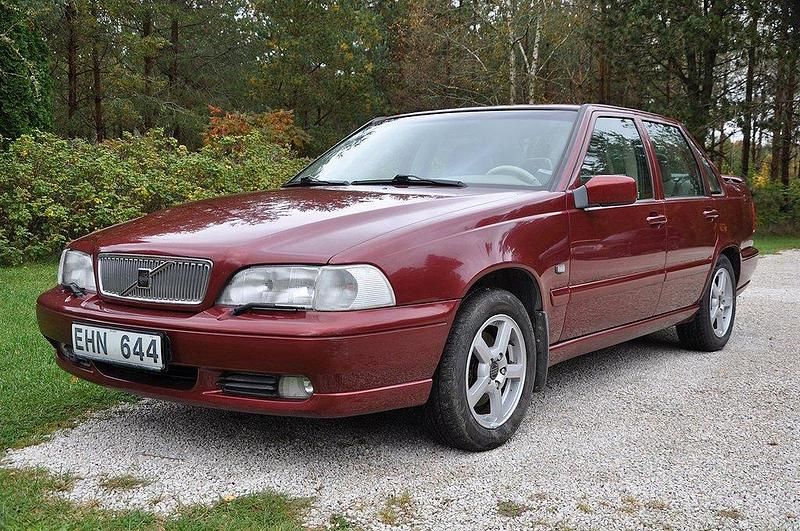 Mörkröd Begagnad 1997 Volvo S70 Sedan | 47 500 kr - Bild 1/4