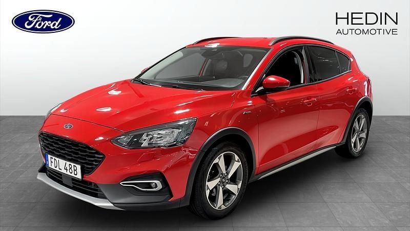 Röd (red) Begagnad 2022 Ford Focus Active Halvkombi | 184 900 kr (Marknadspris) - Bild 1/4